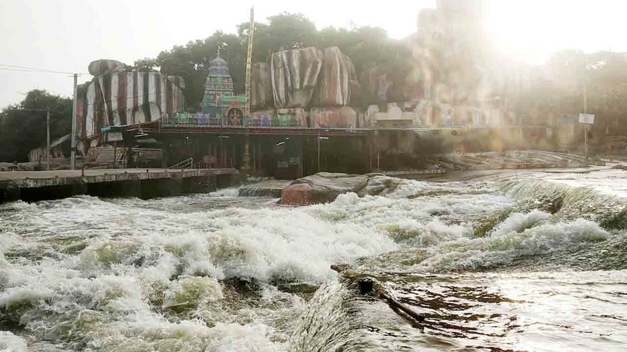 Edupayala | జ‌ల‌దిగ్భందంలో ఏడుపాయ‌ల ఆల‌యం.. గ‌ర్భ‌గుడిలోకి చేరిన వ‌ర‌ద నీరు