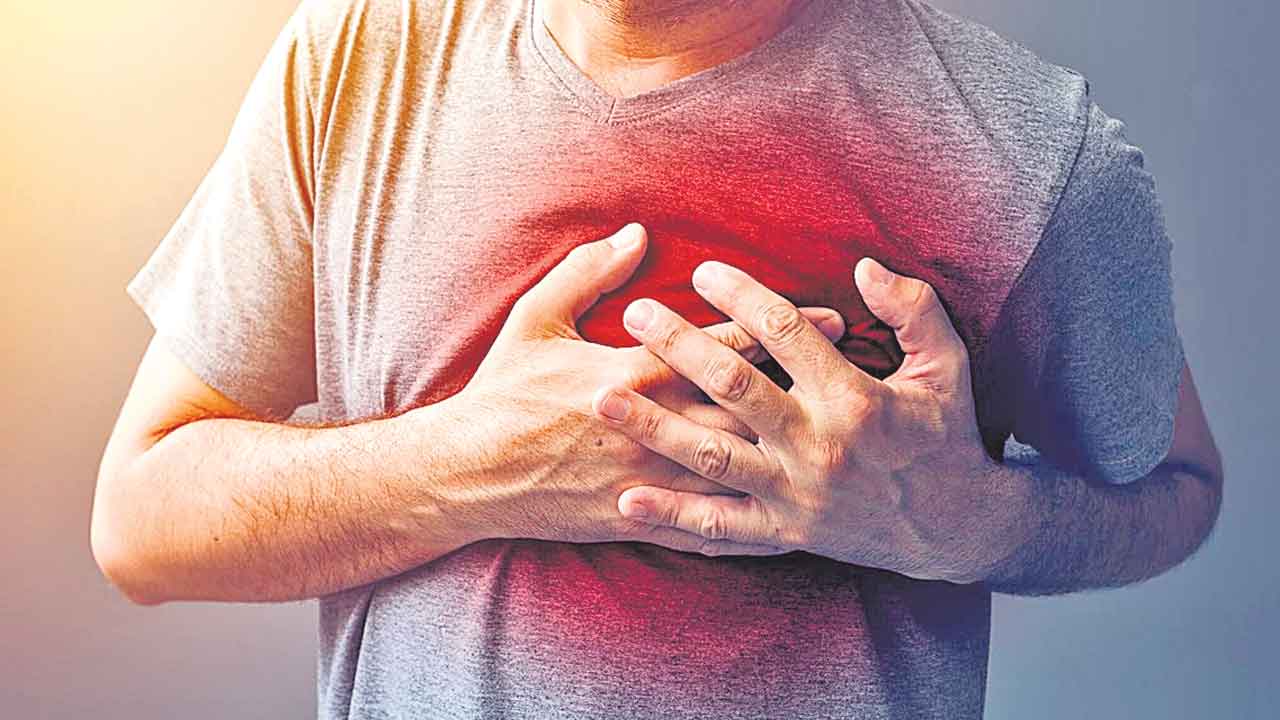 ఐటీ ఉద్యోగి.. ఆఫీస్‌లోనే కుప్పకూలి!