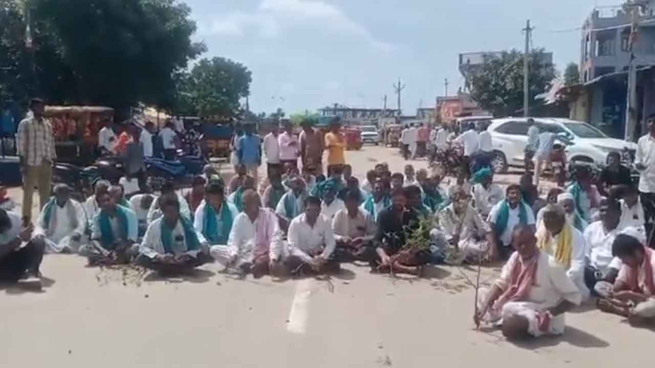 Kamareddy | రుణమాఫీ చేయాలని డిమాండ్ చేస్తూ రోడ్డుపై బైఠాయించిన రైతులు