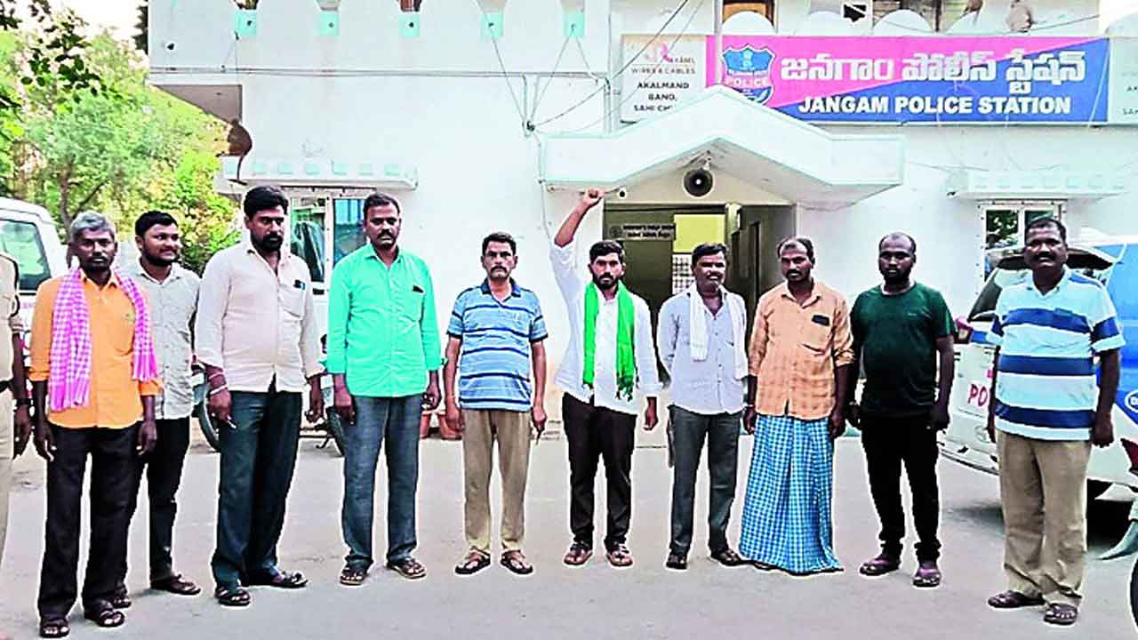 అన్నదాతల నిర్బంధం