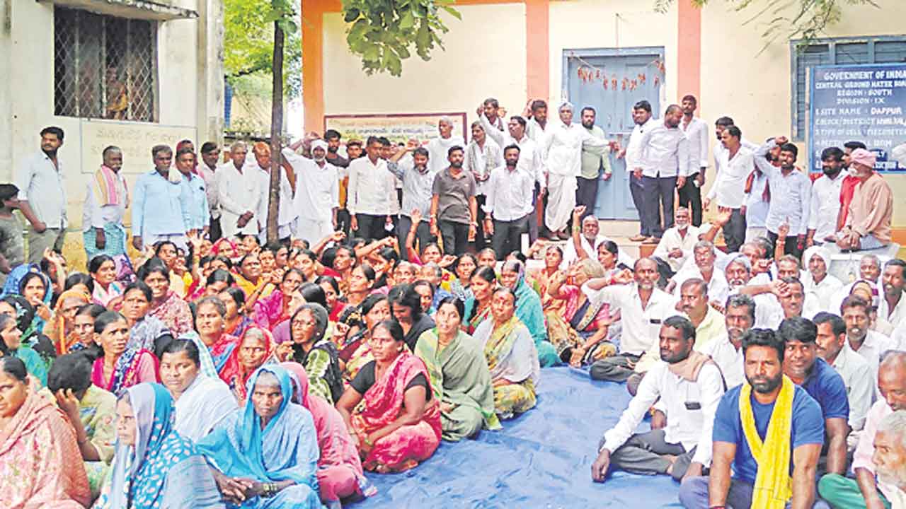 ప్రాణాలు పోయినా భూములిచ్చేది లేదు!