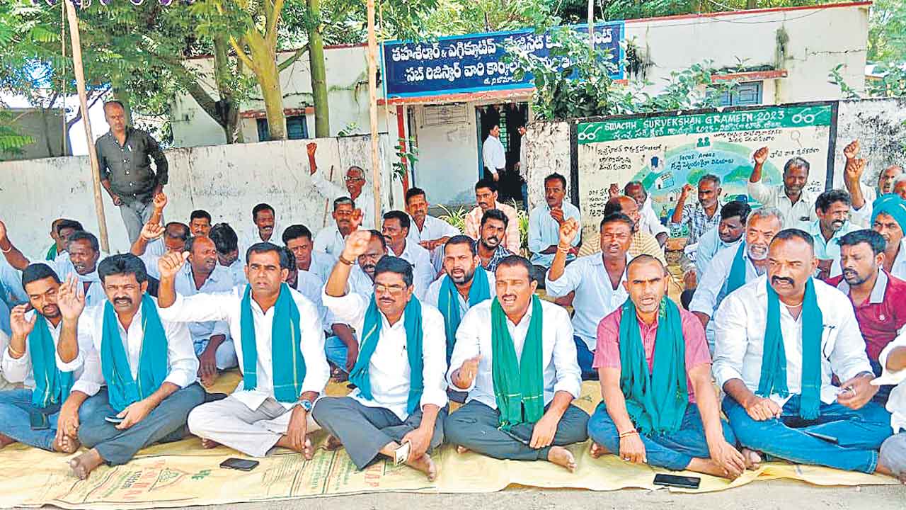 రుణమాఫీ చేయాలని రైతుల ధర్నా