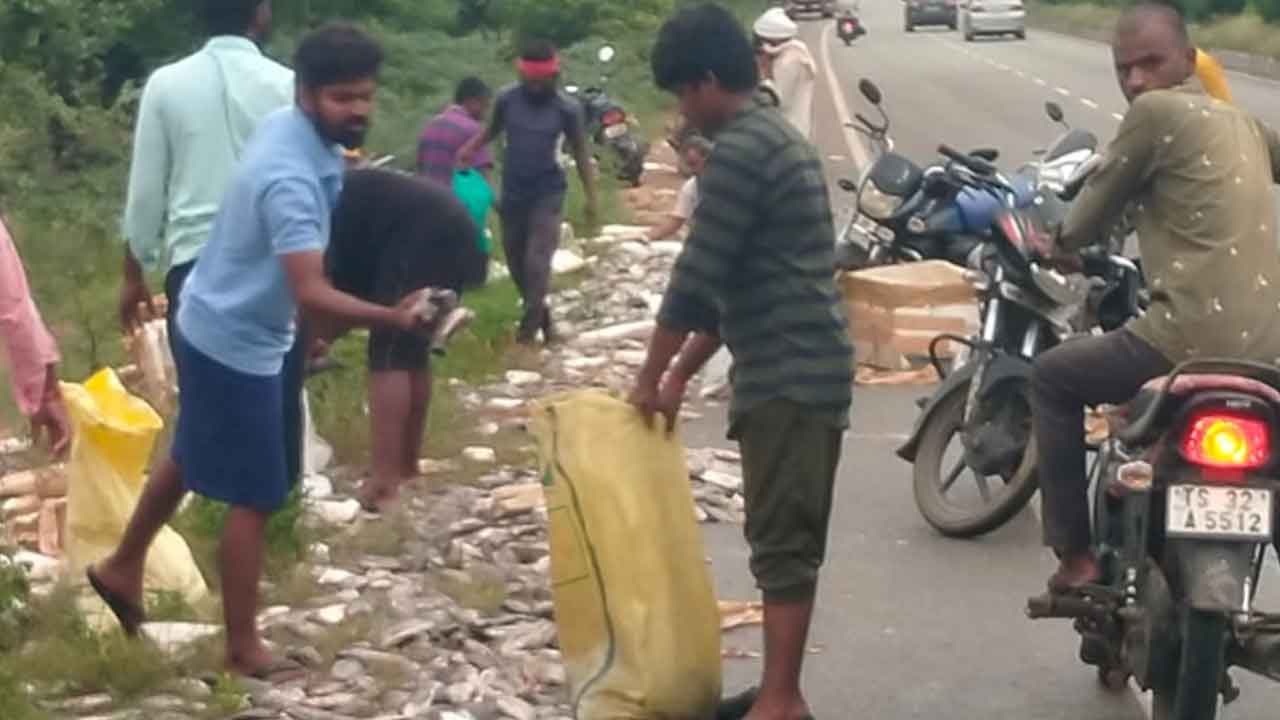 Wanaparthi | హైవేపై చేపల వాహనం బోల్తా.. మీనాలను తీసుకెళ్లేందుకు పోటీపడిన జనం
