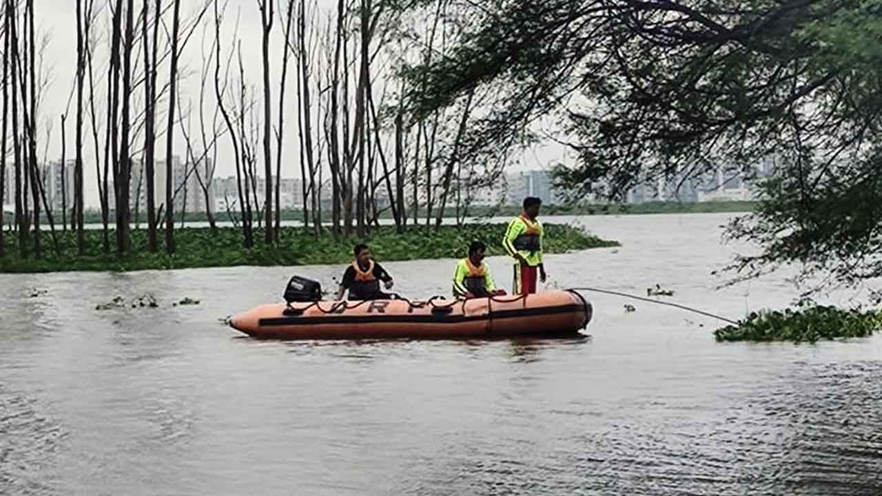 Fox Sagar pond | ఫాక్స్ సాగర్ చెరువులో వ్యక్తి గల్లంతు.. కొసాగుతున్న సహాయక చర్యలు