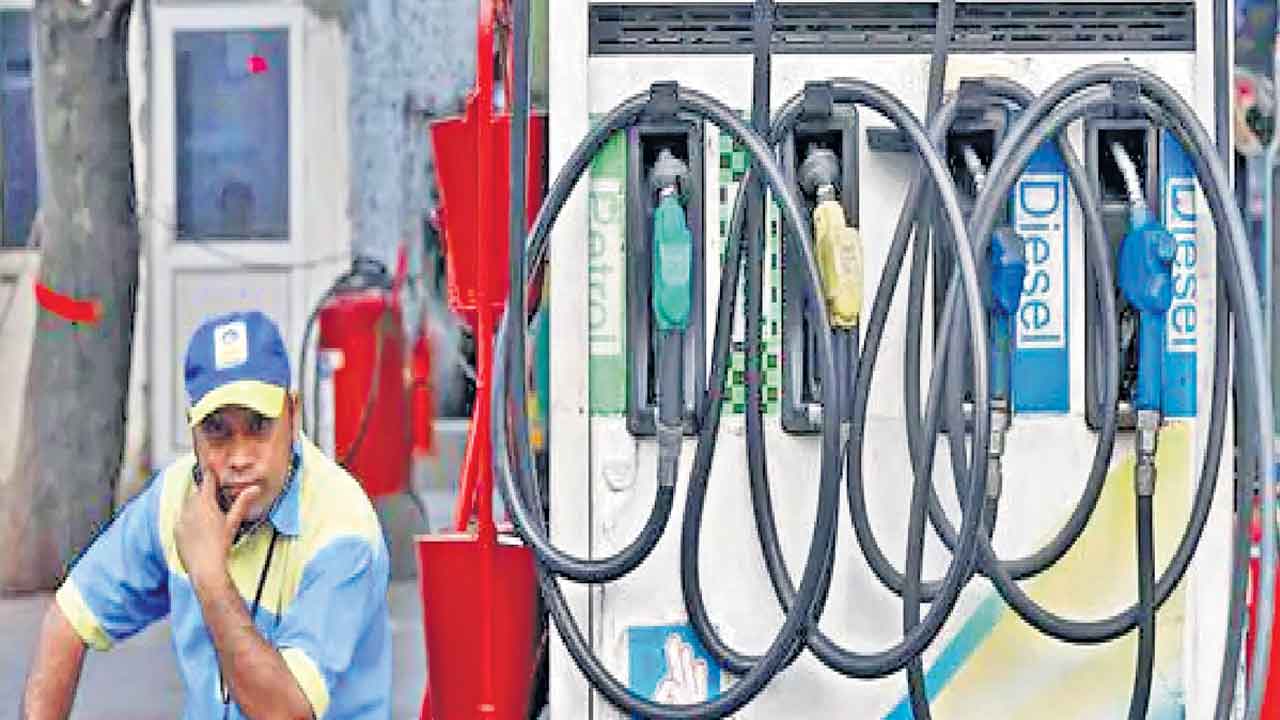 Fuel Prices | 9 నెలల కనిష్ఠానికి క్రూడాయిల్‌ ధరలు.. పెట్రో బాదుడికి విముక్తి ఎప్పుడో!