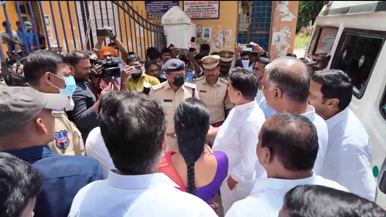 Gandhi Hospital | గాంధీ ఆస్పత్రిలో హరీష్ రావు, సబితా ఇంద్రారెడ్డిని అడ్డుకున్న పోలీసులు