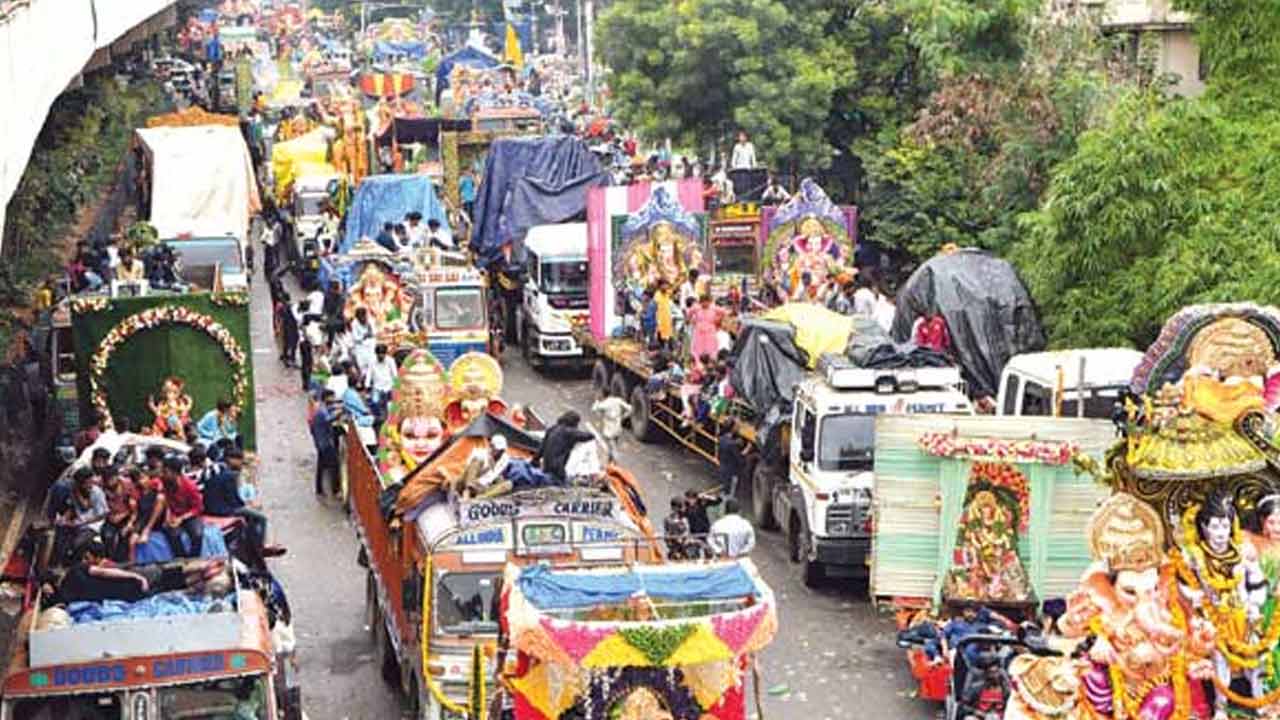 అర్ధరాత్రి బారులు తీరిన గణనాథులు