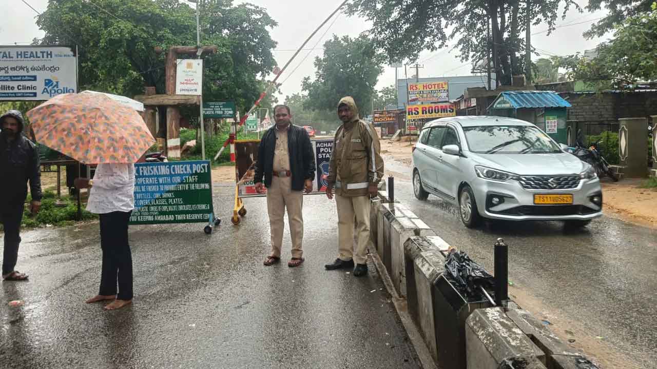 Heavy rains | శ్రీశైలం వెళ్లే భక్తులకు అలర్ట్‌.. మన్ననూర్ చెక్ పోస్ట్ మూసివేత