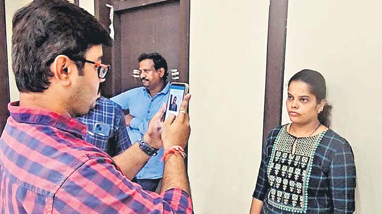 బల్దియాలో ఫేషియల్‌ అటెండెన్స్‌