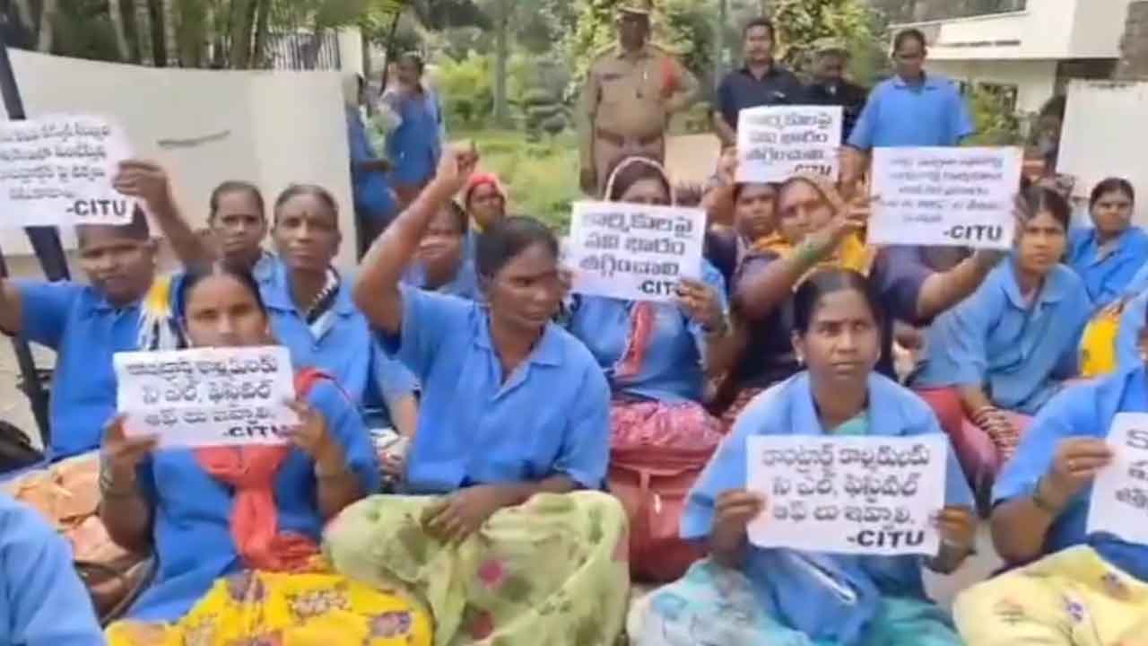 Sanitation workers | వర్షంలో జీహెచ్ఎంసీ ఆఫీస్ ఎదుట పారిశుద్ధ్య కార్మికుల ఆందోళన