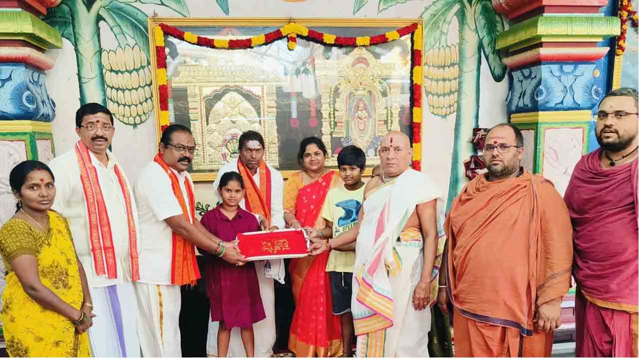 Golden flowers | శ్రీశైలం ఆలయానికి 108 బంగారు పూలు విరాళం