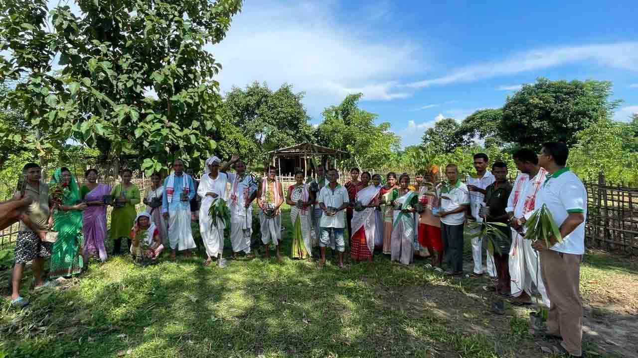 Green India Challenge | అసోంలో గ్రీన్ ఇండియా చాలెంజ్.. ఉత్సాహంగా పాల్గొని మొక్కలు నాటుతున్న స్థానికులు..