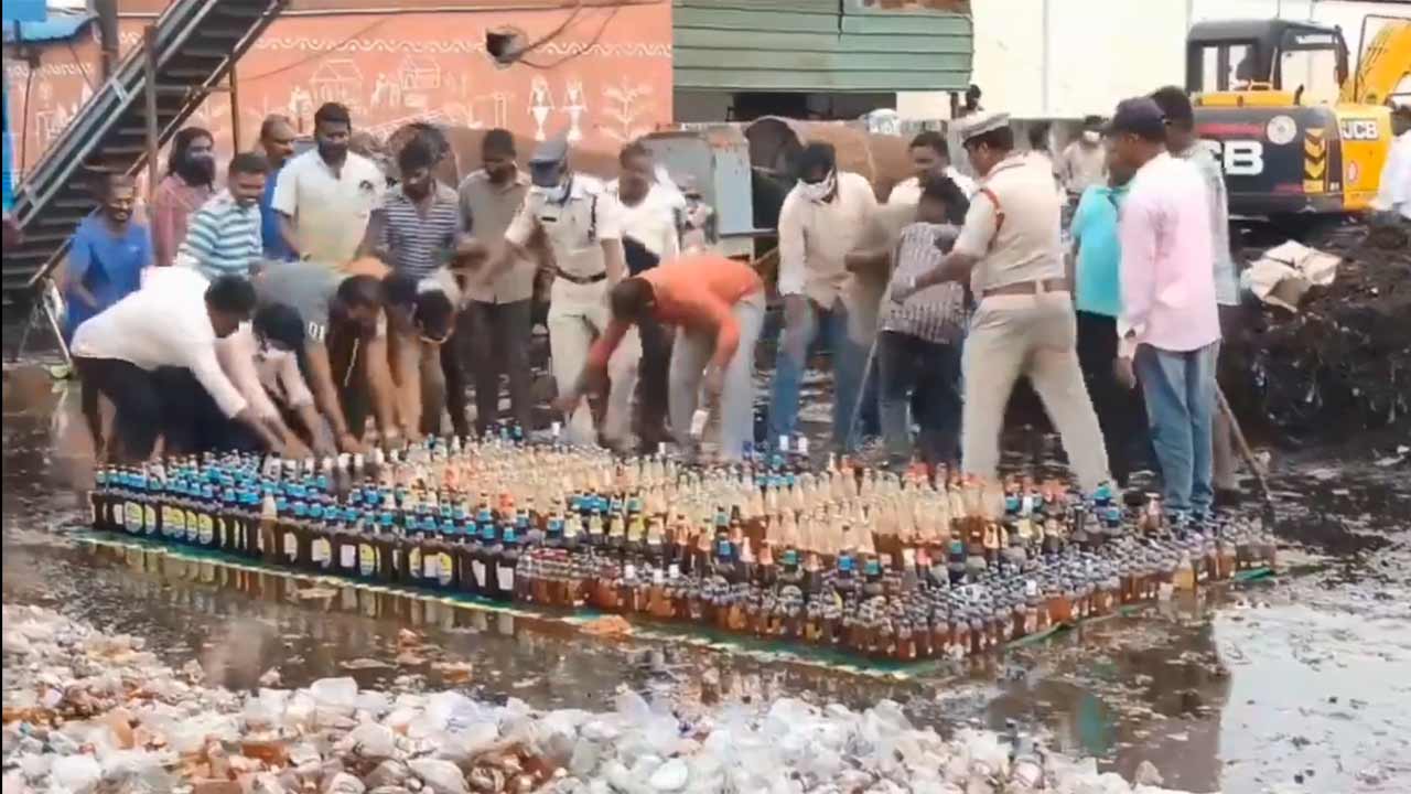 AP News | మందుబాబులా మజాకా.. పోలీసుల ముందే మద్యం బాటిళ్లతో ఉడాయింపు