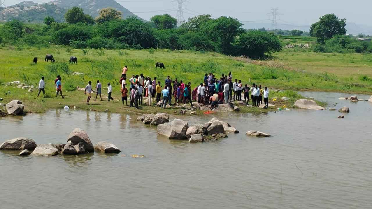 Yadadri bhuvanagiri | గణేష్ నిమజ్జనంలో విషాదం..చెరువులో జారిపడి యువకుడి మృతి
