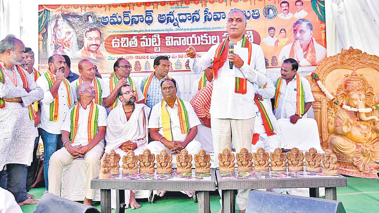 బాధితులకు బాసటగా బీఆర్ఎస్ నేతలు