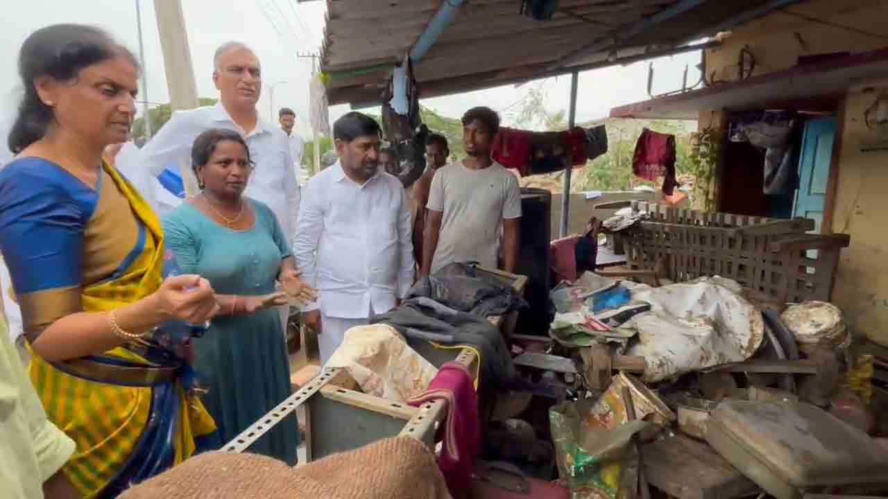 Harish Rao | ఖ‌మ్మం వ‌ర‌ద బాధితుల బాధ‌లు విని.. తీవ్ర భావోద్వేగానికి లోనైన హ‌రీశ్‌రావు