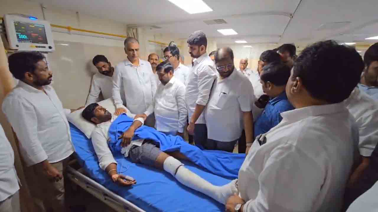 Harish Rao | కాంగ్రెస్ గూండాల దాడిలో బీఆర్ఎస్ కార్య‌క‌ర్త‌కు గాయాలు.. ప‌రామ‌ర్శించిన హ‌రీశ్‌రావు