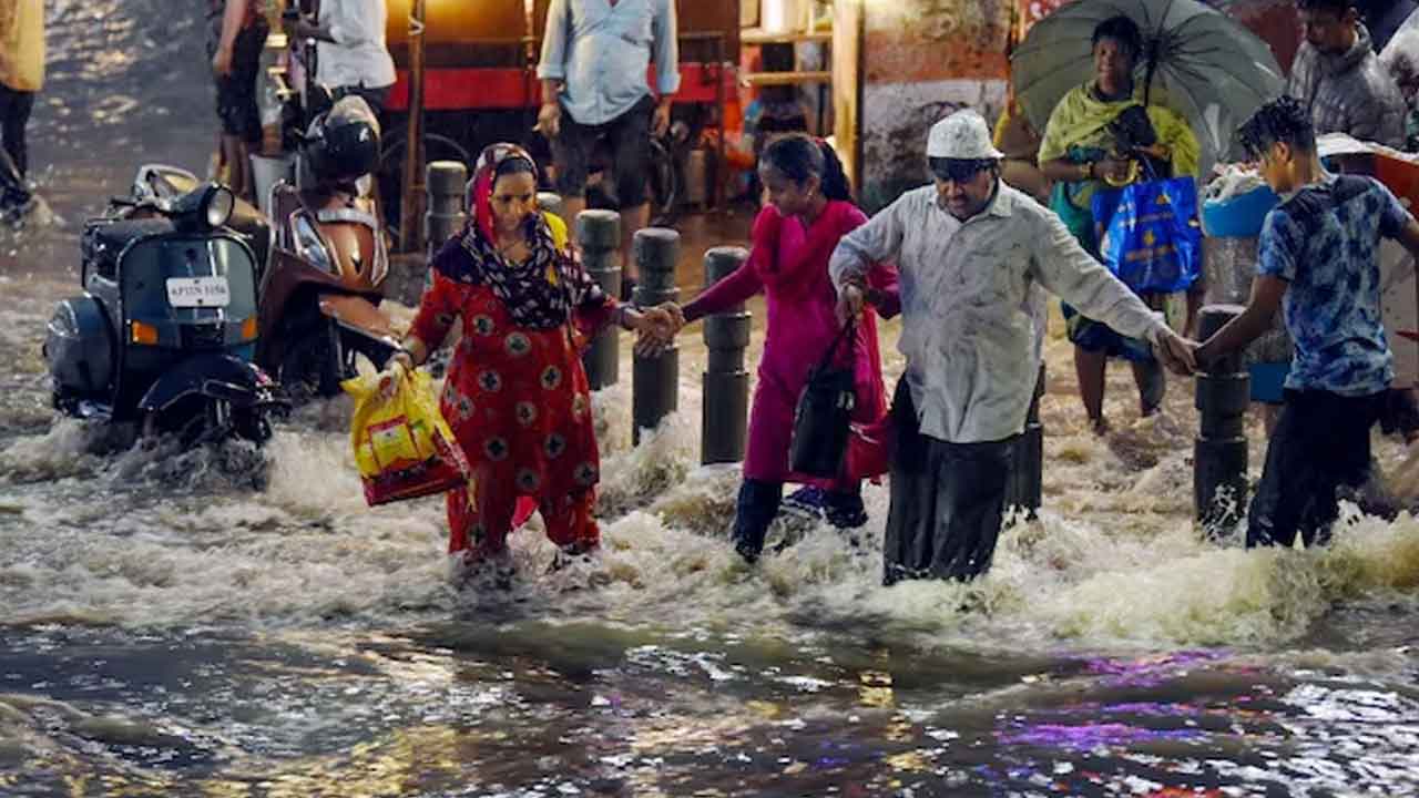 677 మందిని రక్షించిన అగ్నిమాపక శాఖ