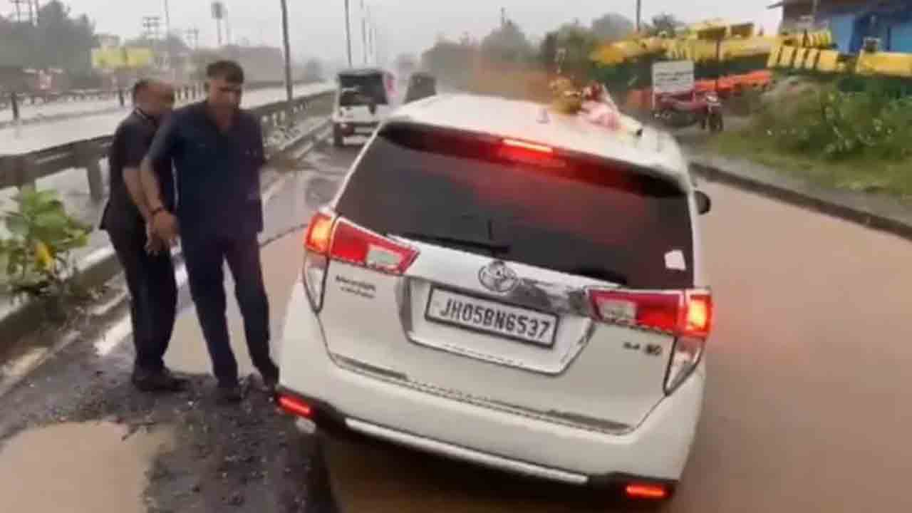 Watch: రోడ్డుపై నీటి గుంతలో చిక్కుకున్న కేంద్ర మంత్రి శివరాజ్ సింగ్ చౌహాన్ కారు.. వీడియో వైరల్‌