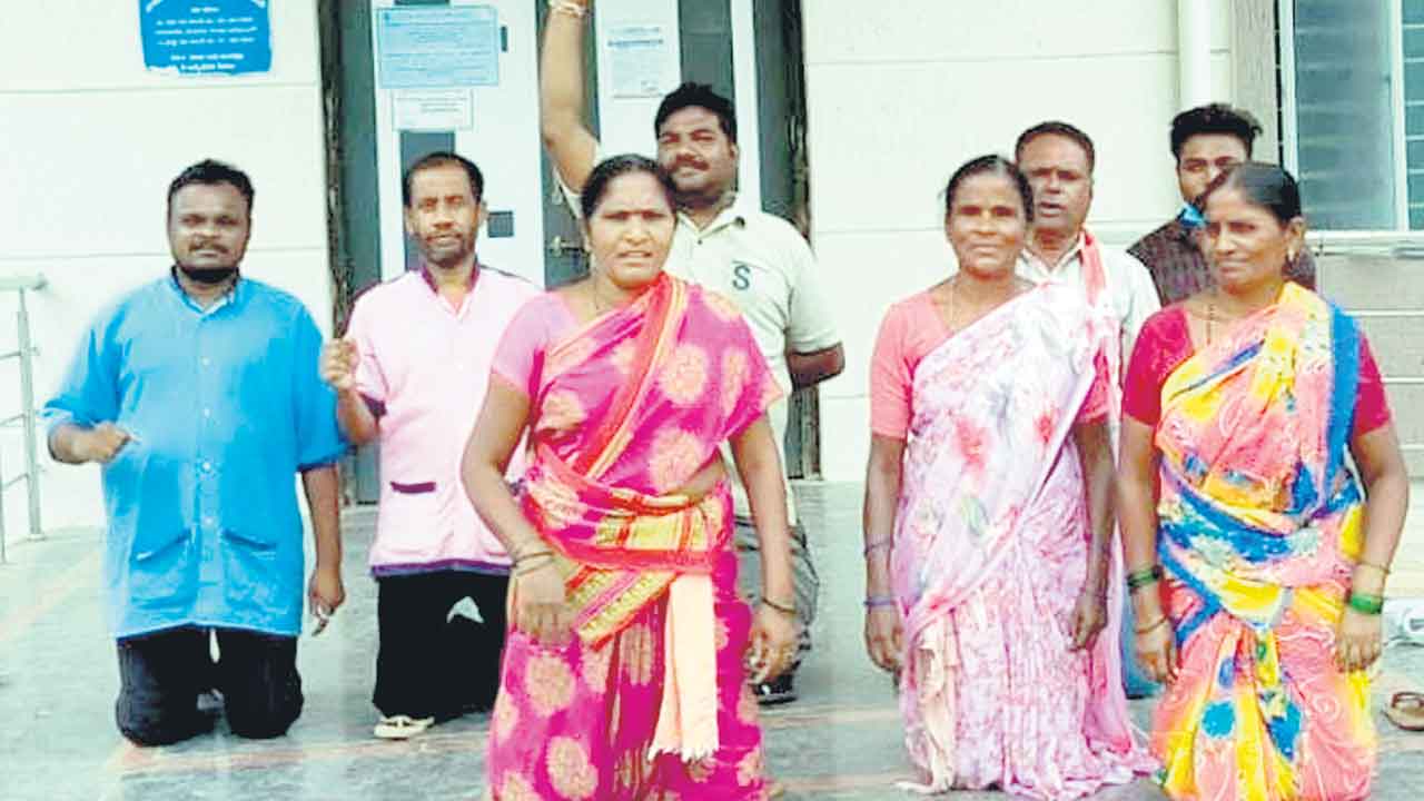 వేతనాల కోసం వినూత్న నిరసన