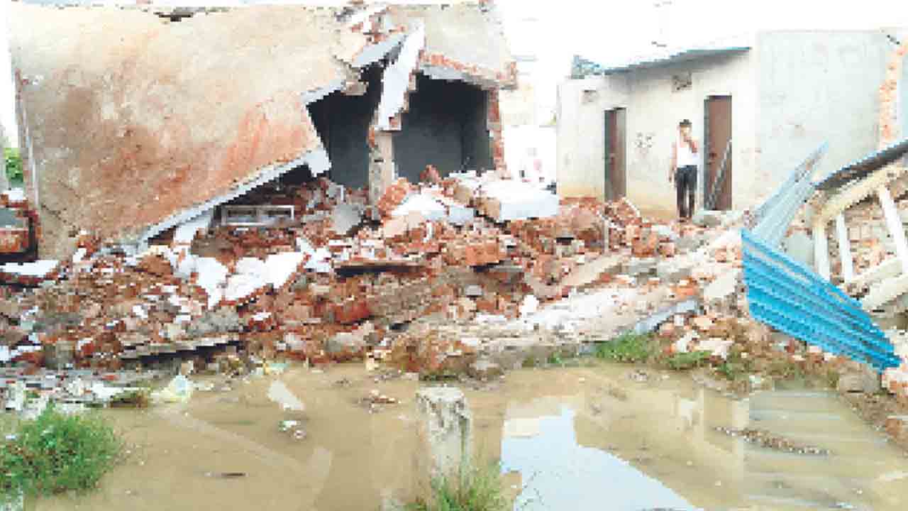 నాన్చుతారా.. న్యాయం చేస్తారా?