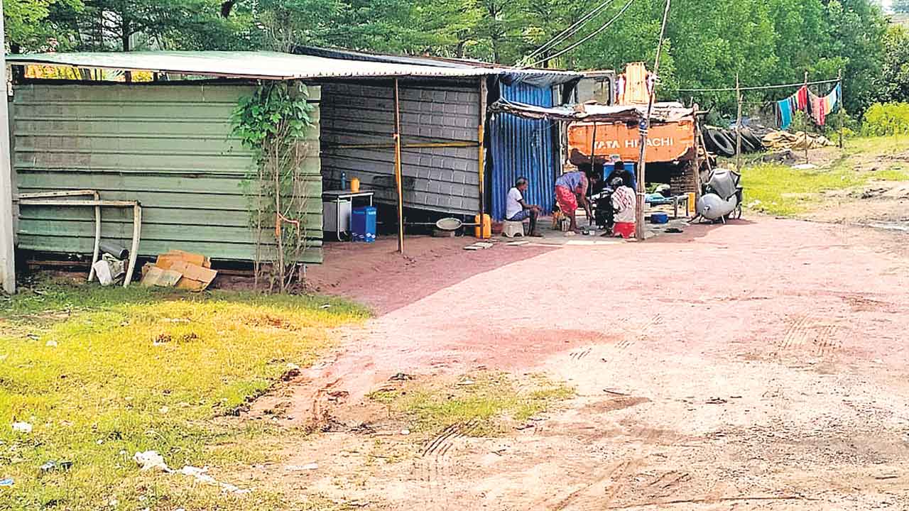 70 ఇండ్ల కూల్చివేతకు నోటీసులు