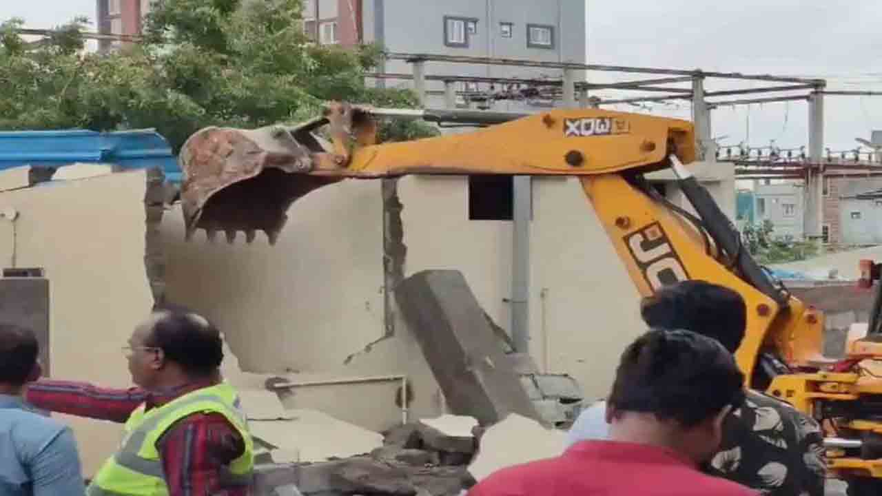 అమీన్‌పూర్‌లో అక్రమ నిర్మాణాలపై కొరడా