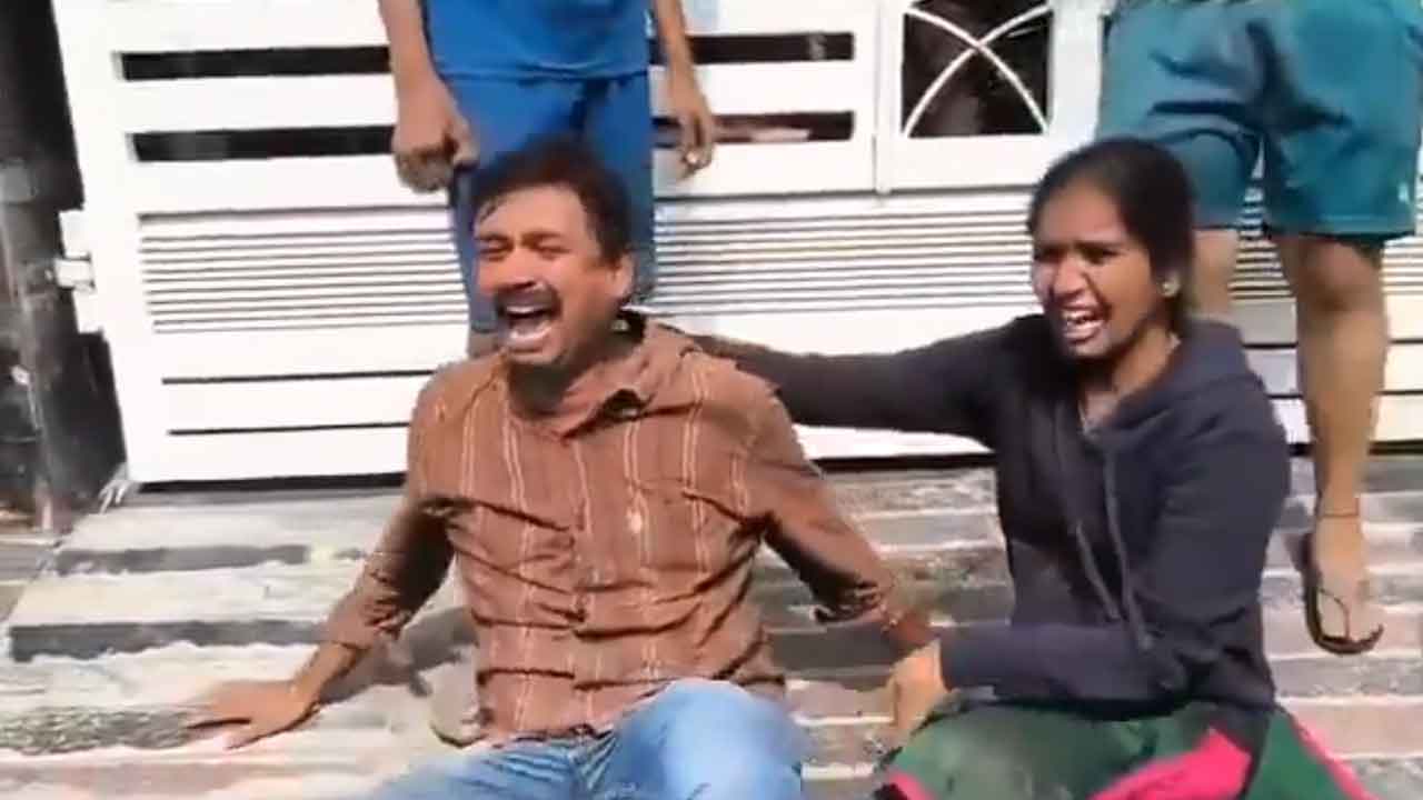 HYDRAA | సామాన్లు తీసుకునే టైం కూడా ఇస్తలేరు.. కన్నీరు మున్నీరుగా విలపిస్తున్న హైడ్రా బాధితులు : వీడియో