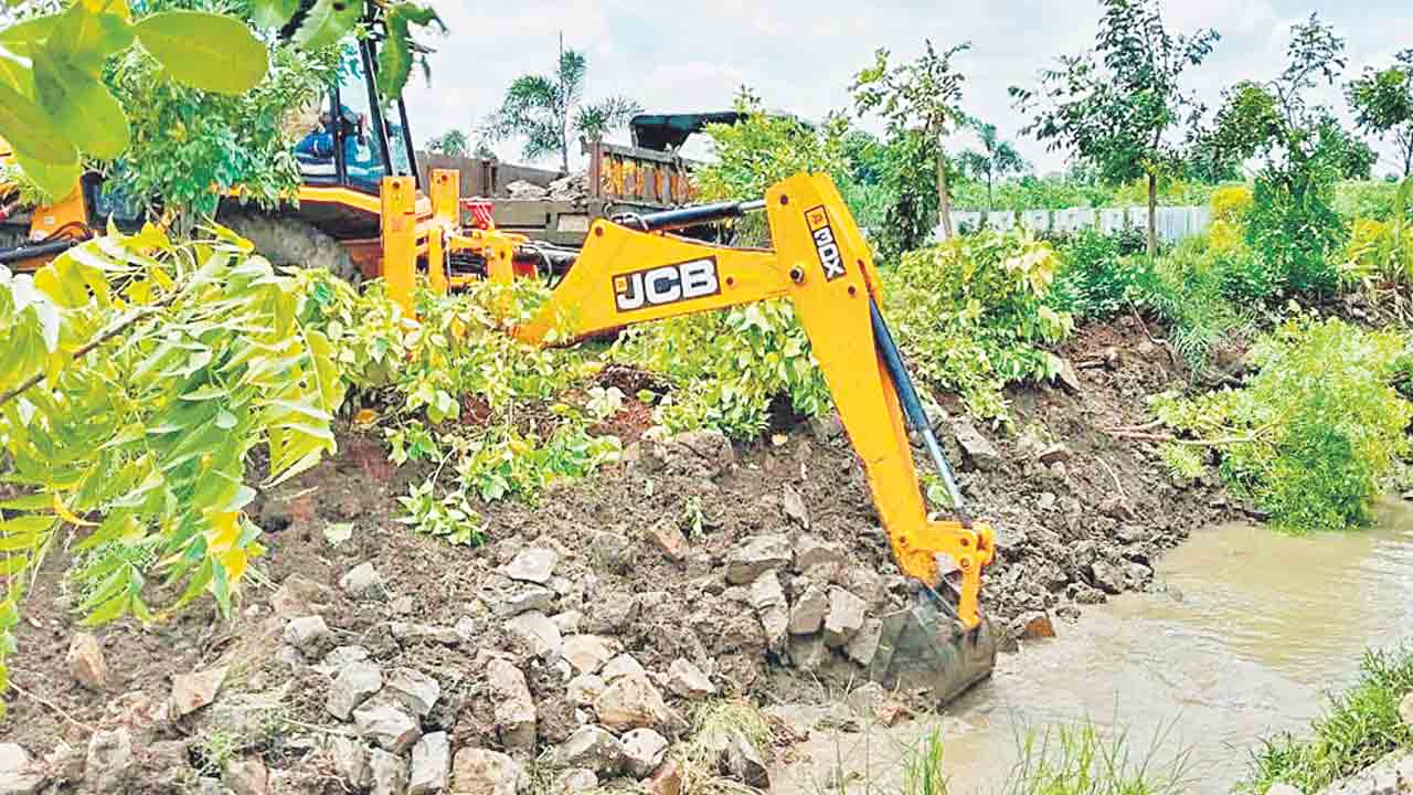 వెంచర్‌పై అధికారుల కొరడా