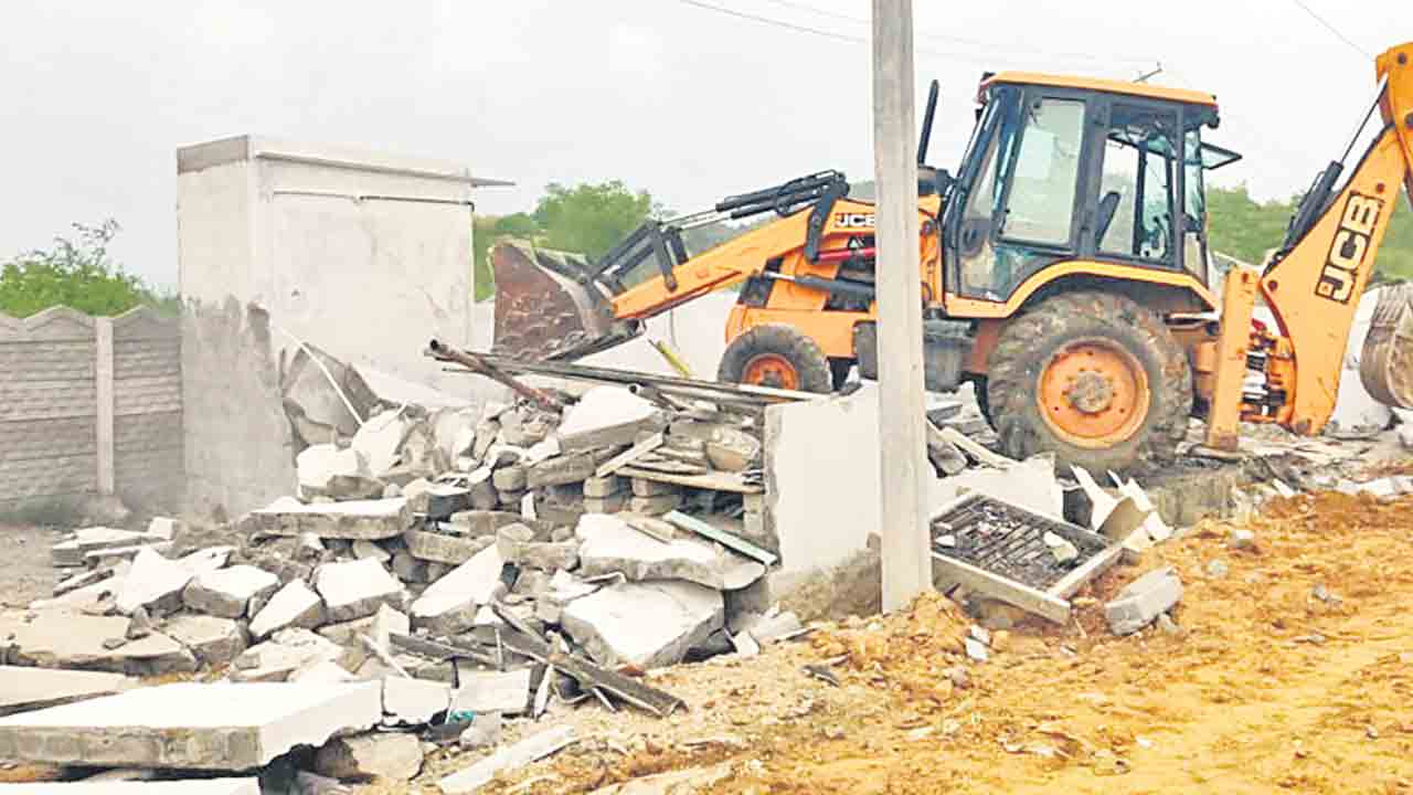 అక్రమ నిర్మాణాల కూల్చివేత