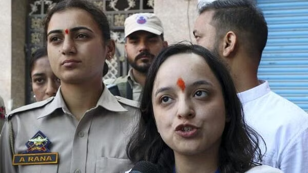 Jammu Kashmir: జ‌మ్మూక‌శ్మీర్‌ పోలింగ్ స్టేష‌న్‌లో ఉద్రిక్త‌త‌.. కాసేపు పోలింగ్ నిలిపివేత‌