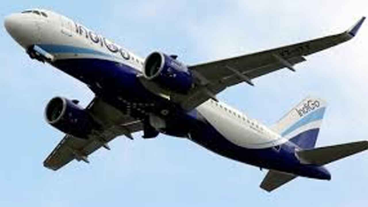 హైదరాబాద్‌ వస్తున్న విమానానికి బాంబు బెదిరింపు