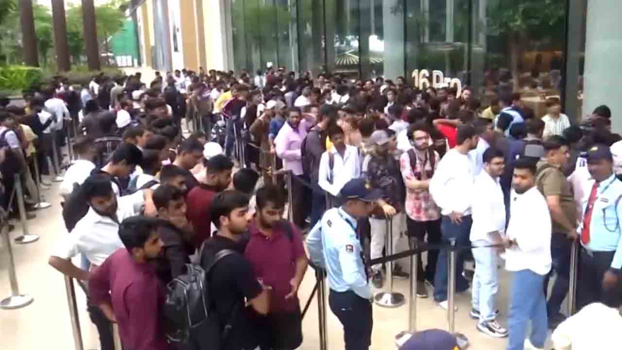 Apple – iPhone 16 | ఐ-ఫోన్ 16 కోసం ఎగబడ్డ జనం.. తెల్లవారుజాము నుంచే ఆపిల్ స్టోర్ల ముందు క్యూ