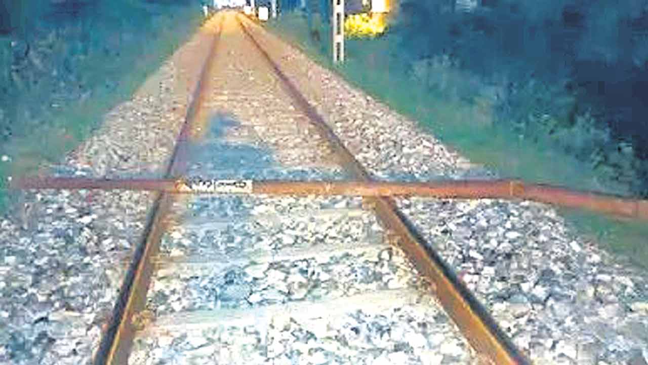 పట్టాలపై ఇనుప స్తంభం