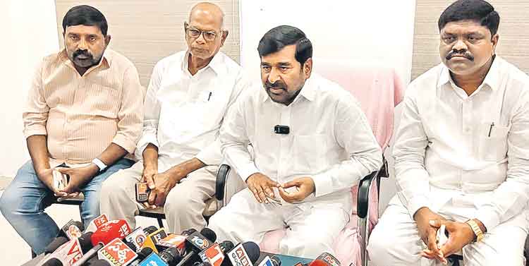 సీఎం, మంత్రుల మధ్య సమన్వయం లేదు