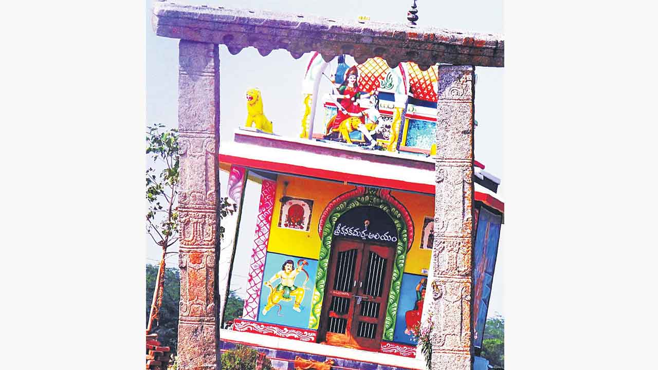 Kolanupaka | కొలనుపాకలో అరుదైన జైన తోరణం..