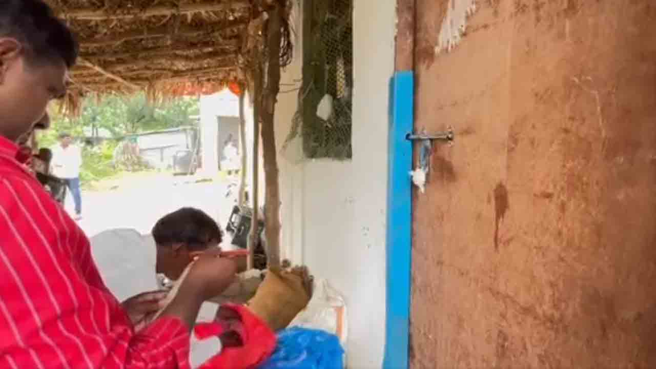 Janagama | డబుల్ బెడ్ రూమ్ ఇండ్లలో నివసిస్తున్న నిరుపేదలను బలవంతంగా ఖాళీ చేయించిన అధికారులు : వీడియో