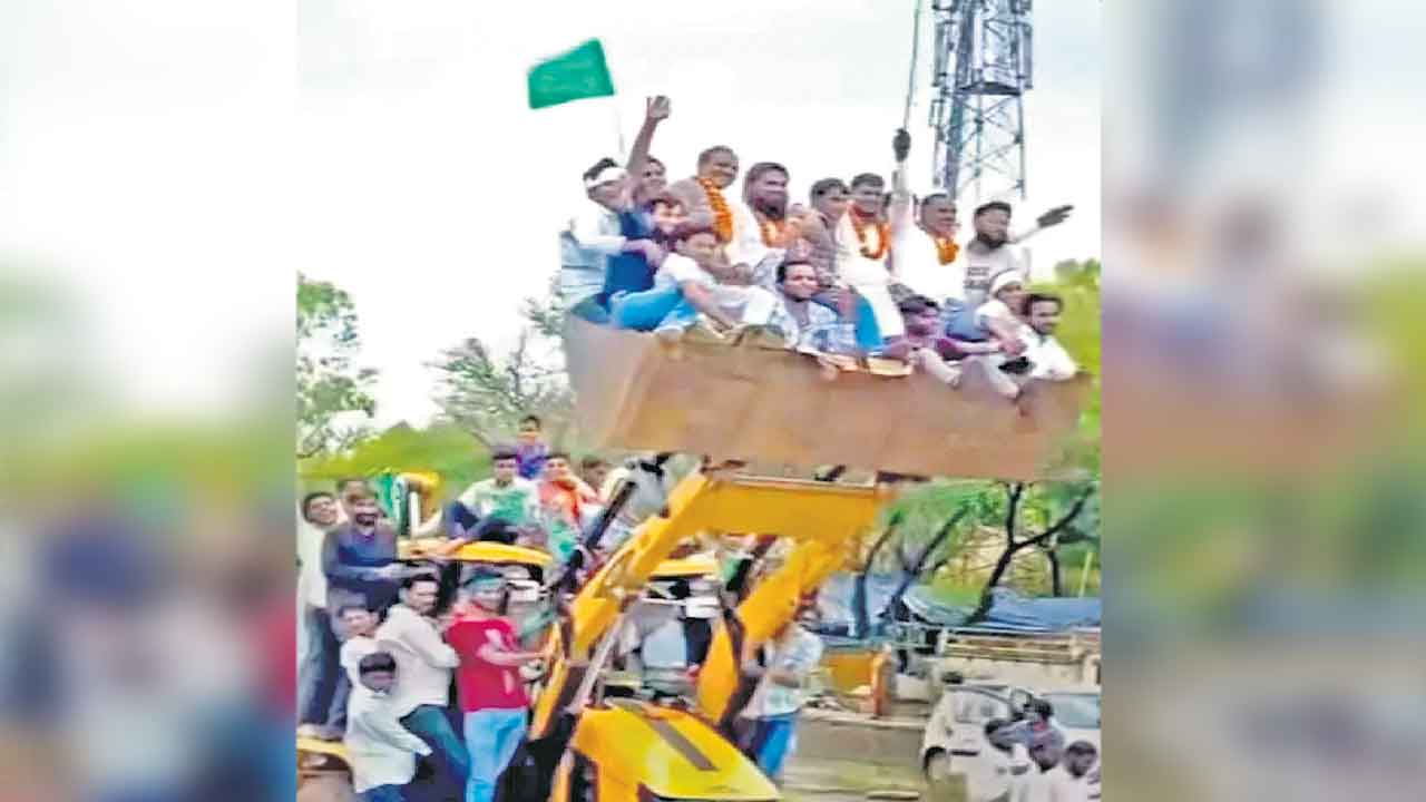 Bulldozer Craze | ఎన్నికల్లో కొత్త ట్రెండ్‌.. జేసీబీలే అక్కడ ప్రచార రథాలు