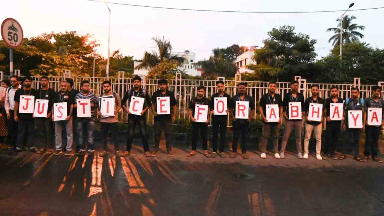 Junior Doctors | ఇది ప్రజా ఉద్యమం.. న్యాయం దక్కేవరకు ఆందోళనలు ఆపేది లేదు: కోల్‌కతా జూనియర్‌ డాక్టర్లు
