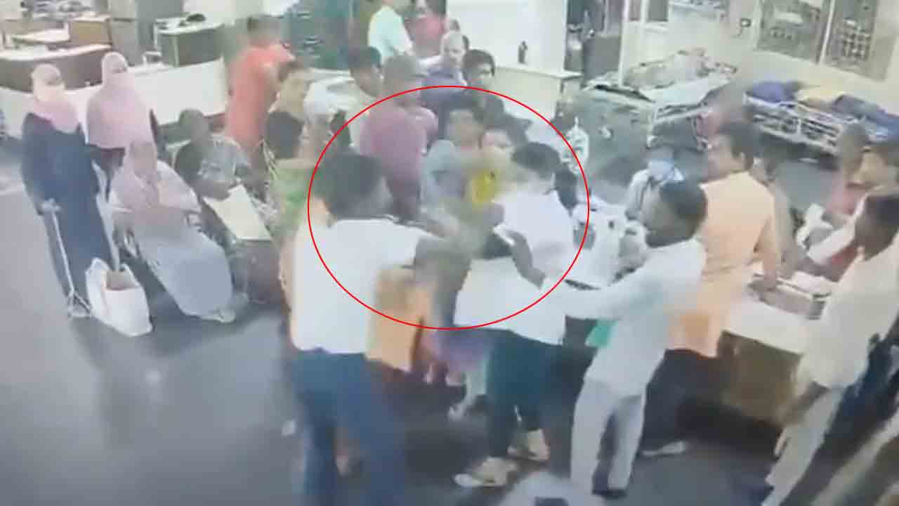 Gandhi Hospital | గాంధీ ఆస్ప‌త్రిలో మహిళా డాక్ట‌ర్‌పై దాడి.. వీడియో