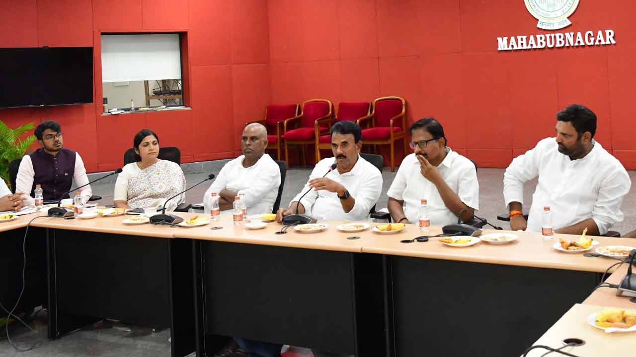 అర్హుల చెంతకు పథకాలు చేరాలి