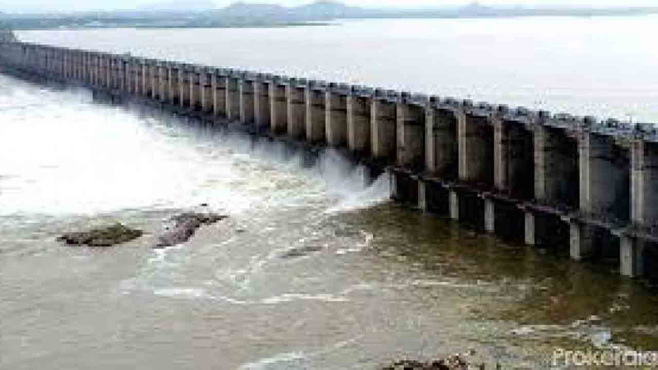 ఎగువ నుంచి కృష్ణమ్మ పరుగులు