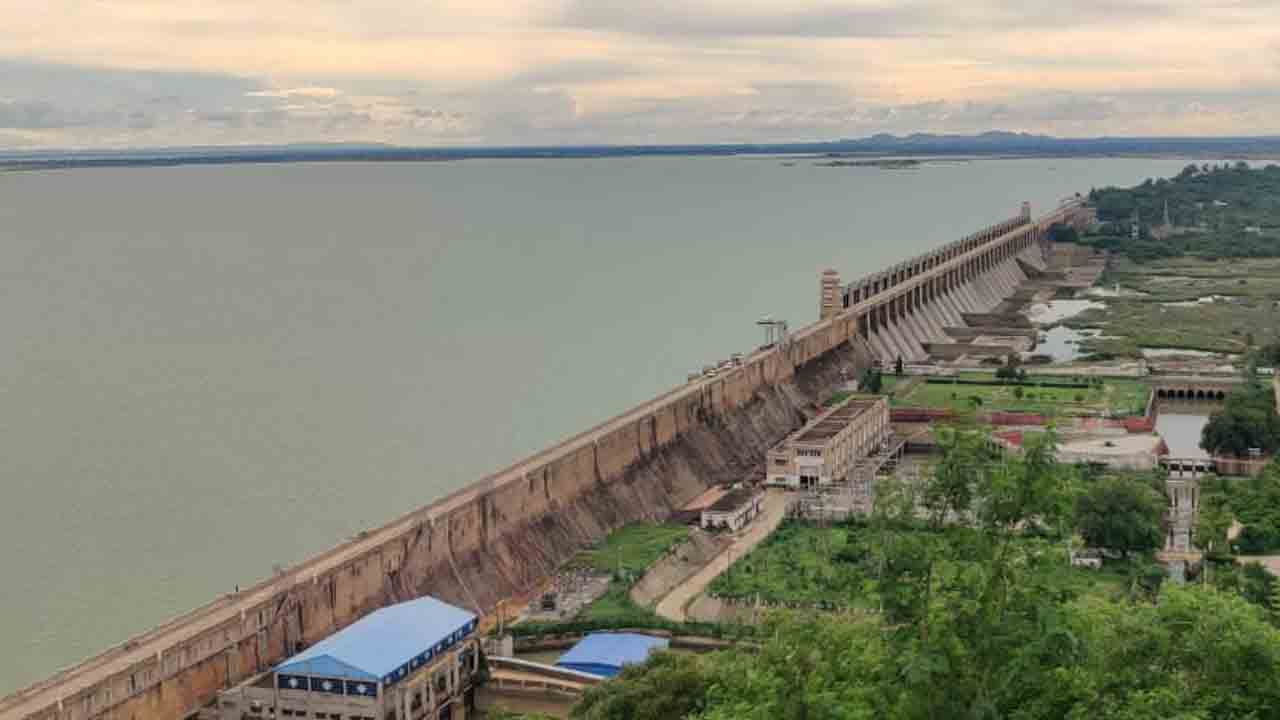 కృష్ణమ్మ పరవళ్లు