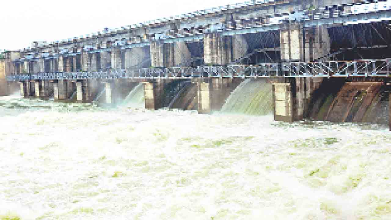 ప్రాజెక్టులకు భారీగా వరద