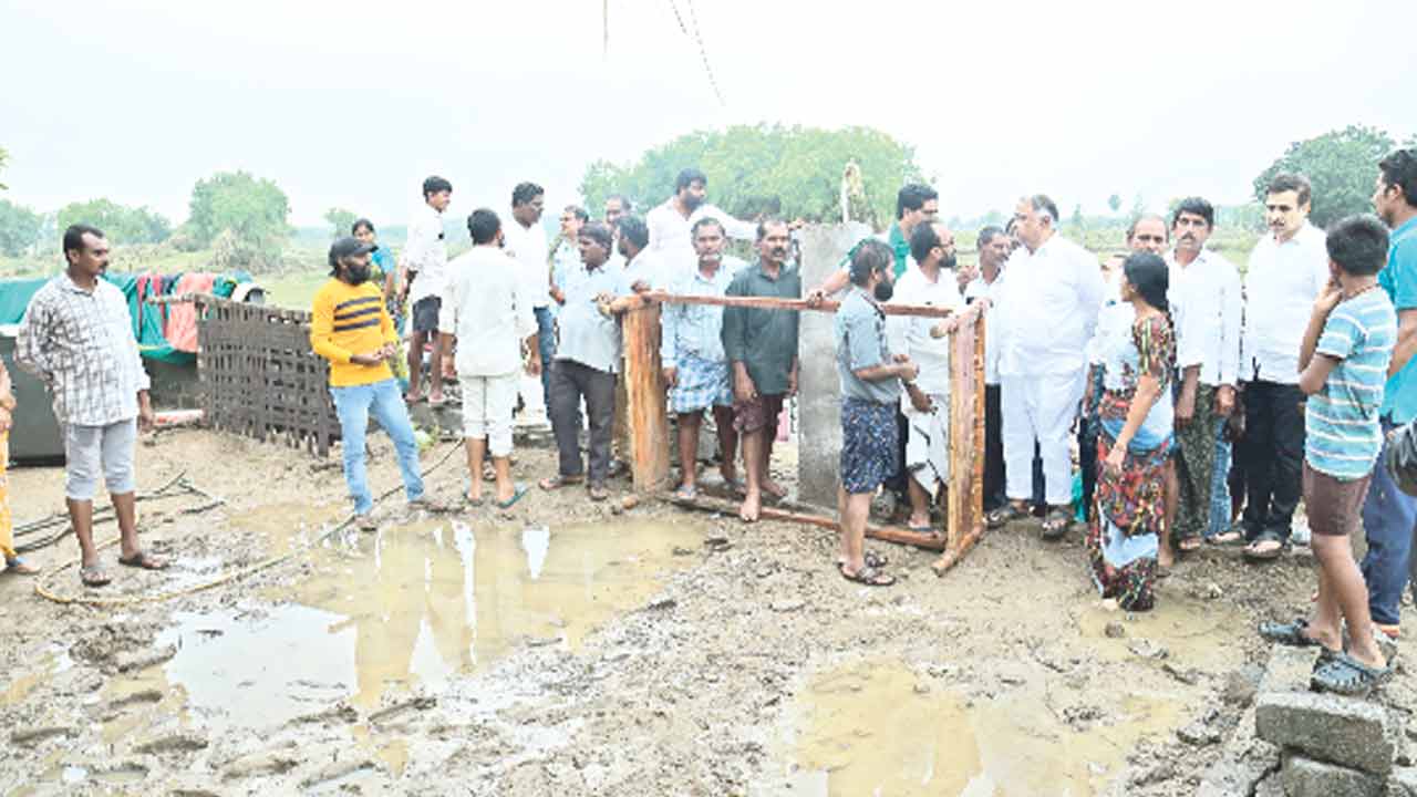 వరద బాధితులను ఆదుకోవడంలో ప్రభుత్వం విఫలం