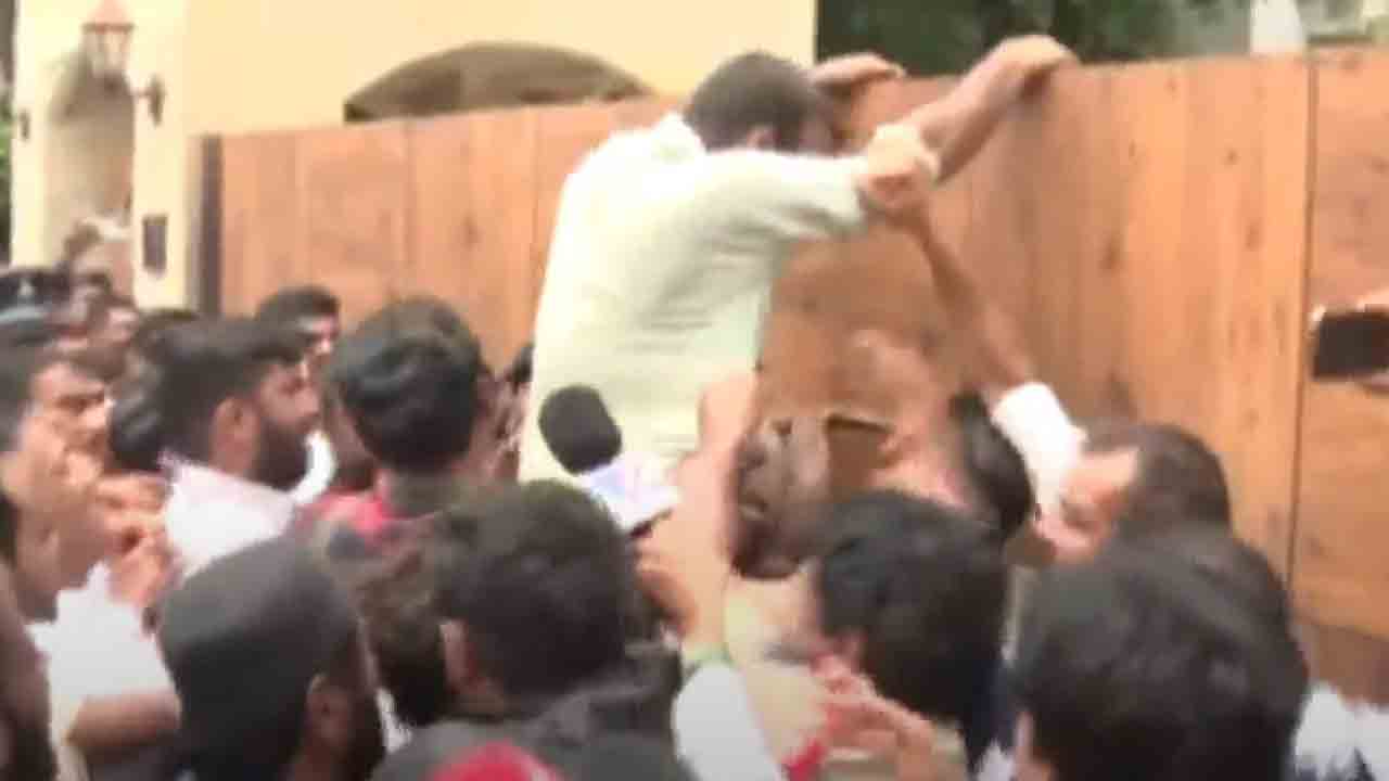 MLA Padi Kaushik Reddy | ఎమ్మెల్యే కౌశిక్‌ రెడ్డి నివాసం వద్ద ఉద్రిక్తత.. ఇంట్లోకి చొచ్చుకెళ్లిన ఎమ్మెల్యే గాంధీ అనుచరులు