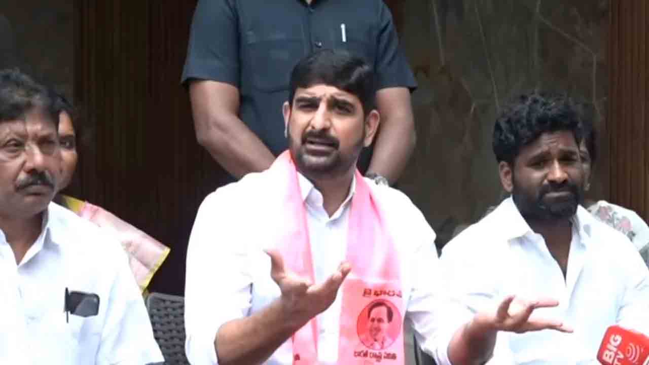 Kaushik Reddy | త‌న్నుకోవ‌డం పెద్ద ఇష్యూ కాదు.. నీవు మొగోడివైతే ఎమ్మెల్యే ప‌ద‌వికి రాజీనామా చేయ్.. గాంధీకి పాడి కౌశిక్ రెడ్డి స‌వాల్