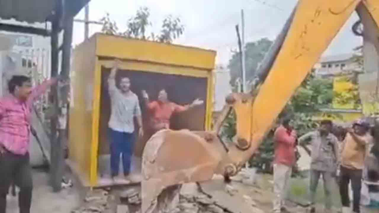 KCR | కేసీఆర్ అన్న ఎక్క‌డున్నావు..? నువ్వు రావాలంటూ కంట‌త‌డి పెట్టుకున్న త‌ల్లీకొడుకు.. వీడియో