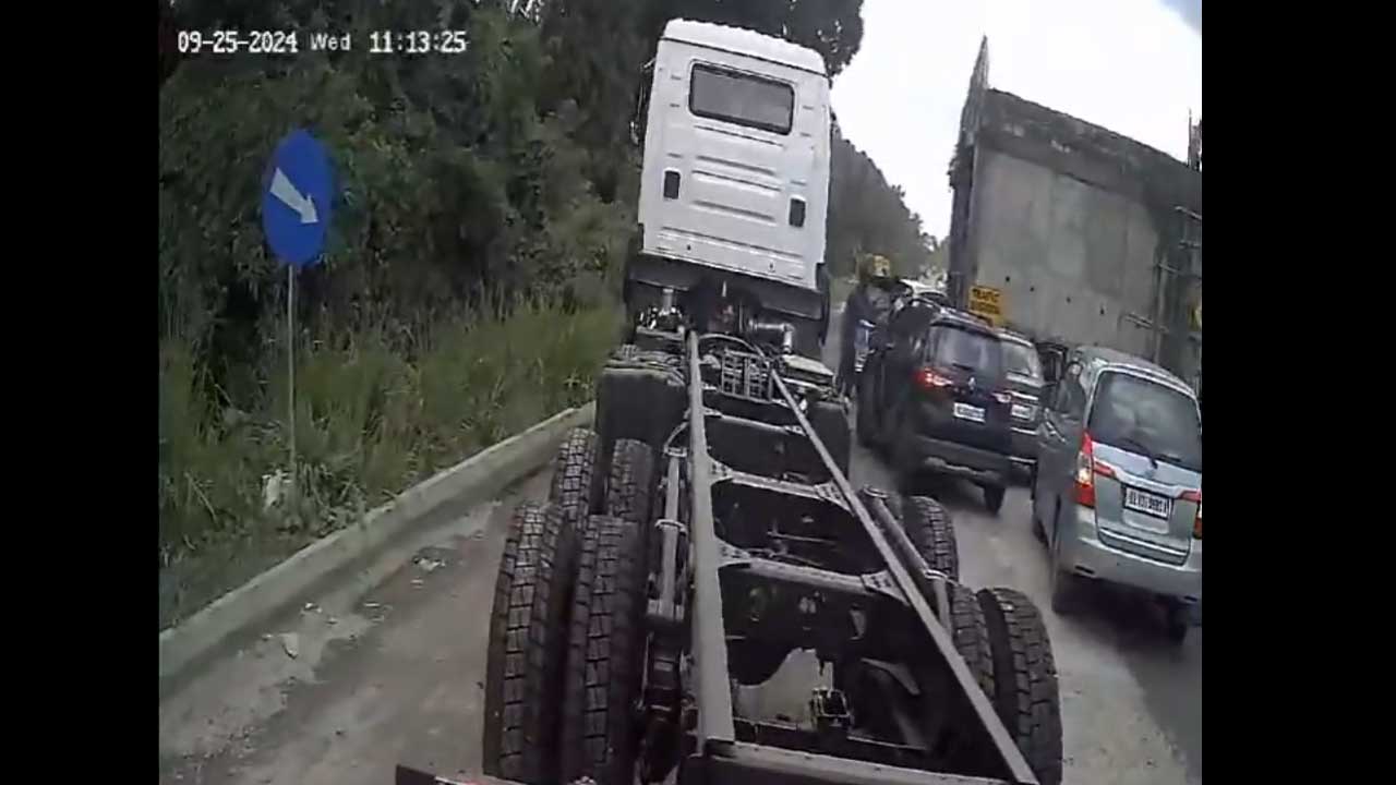 Gold Robbery | కార్లతో చుట్టుముట్టారు.. 2.5 కిలోల బంగారం దోచుకెళ్లారు.. వీడియో