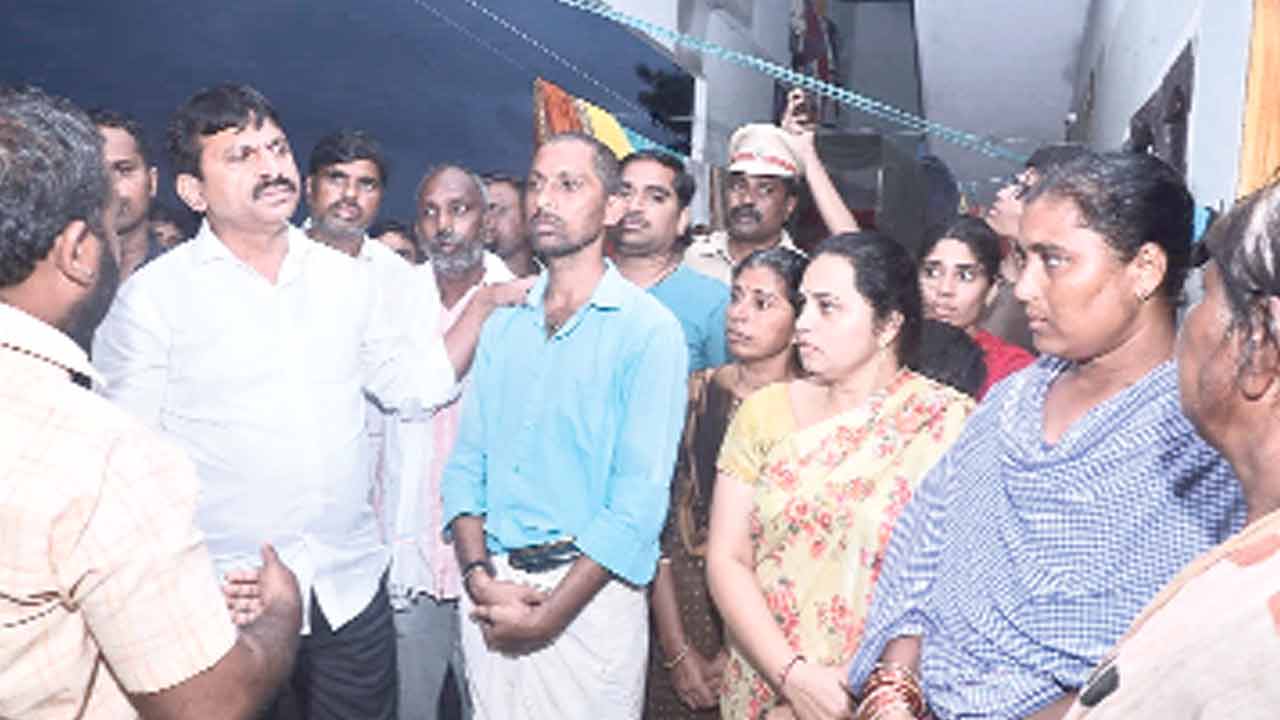 పంట పొలాల్లో ఇసుక మేటలు